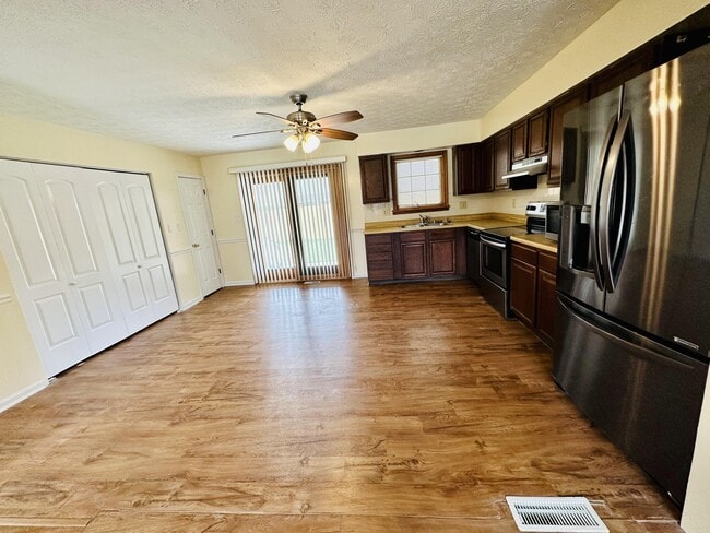 Building Photo - 3669 Sundart Dr