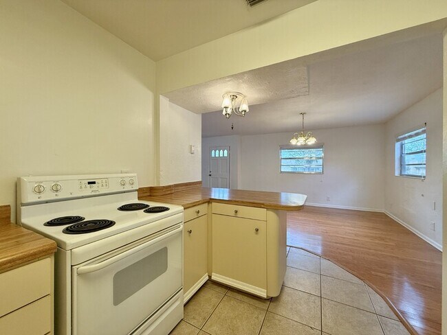 Building Photo - 1502 W Country Club Dr