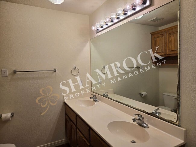 Building Photo - Surrey Ridge Duplex