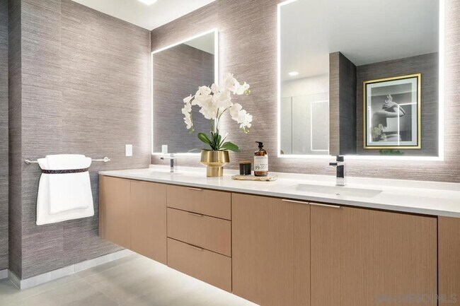 Building Photo - 525 Olive St