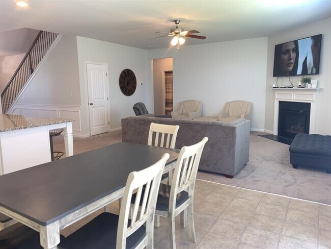Building Photo - 285 Broadmoor Dr