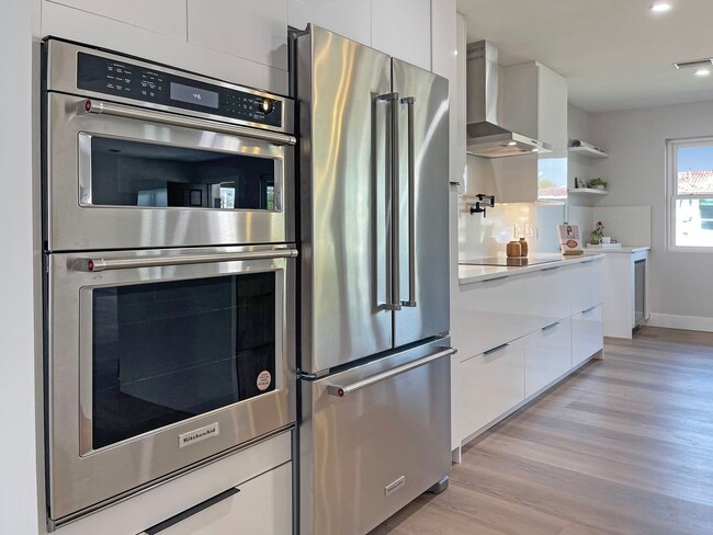 Building Photo - Fully Remodeled Snell Isle Luxury Home - A...