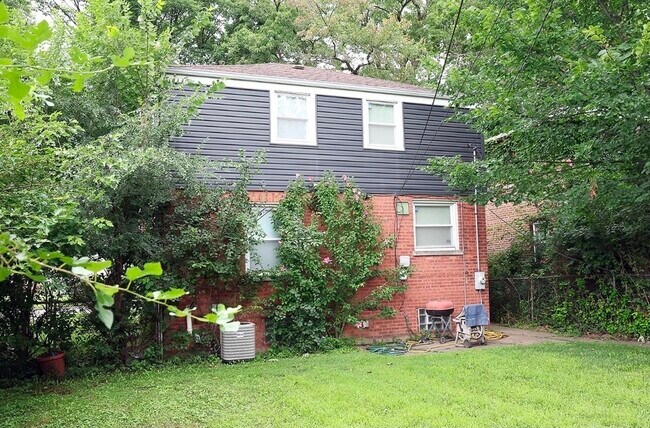 Building Photo - 10031 S Paxton Ave