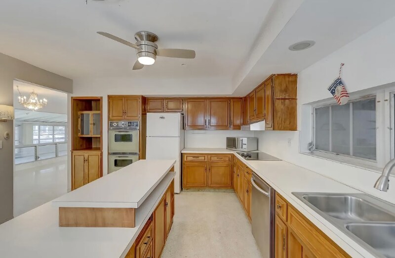Building Photo - 2041 Coral Reef Dr