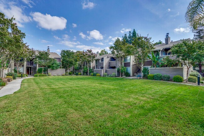 Building Photo - 2 bed 2 bath condo