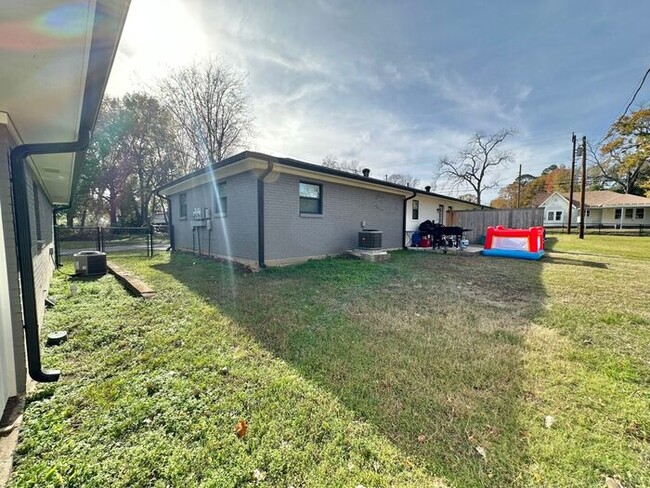 Building Photo - Available Now! Recently Remodeled 3 Bedroo...