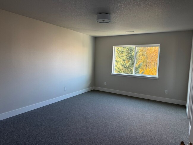 Building Photo - Four Bedroom Home For Rent: MOVE IN SPECIA...
