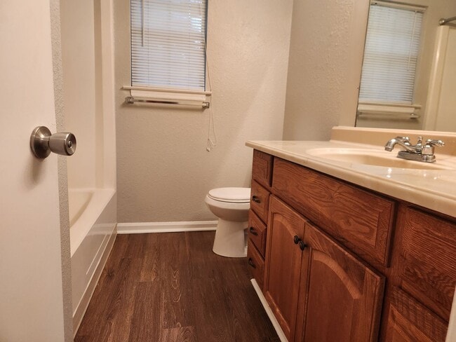 Building Photo - **Available January 1st** 3 Bedroom, 2.5 Bath Town Home