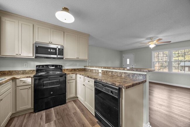 Building Photo - 904 Jennifer Ln