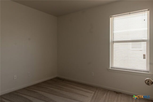 Building Photo - 102 E Robin Ln