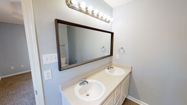 Building Photo - Spacious home near Fort Bragg, Schools, & Shopping!