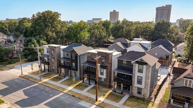 Building Photo - 300 S Hampton Ave