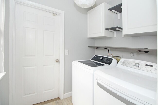 Building Photo - 896 Rose Ct