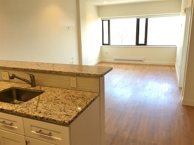 Building Photo - 875 Elm St