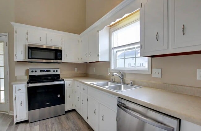 Building Photo - Freshly Renovated Three Bedroom with Bonus