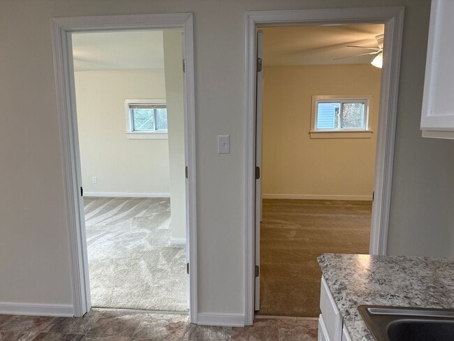 Building Photo - 2 Bedroom 1 Bath cottage with Lake View!