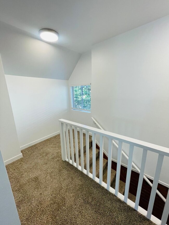 Building Photo - 2/1 rear unit in Land Park