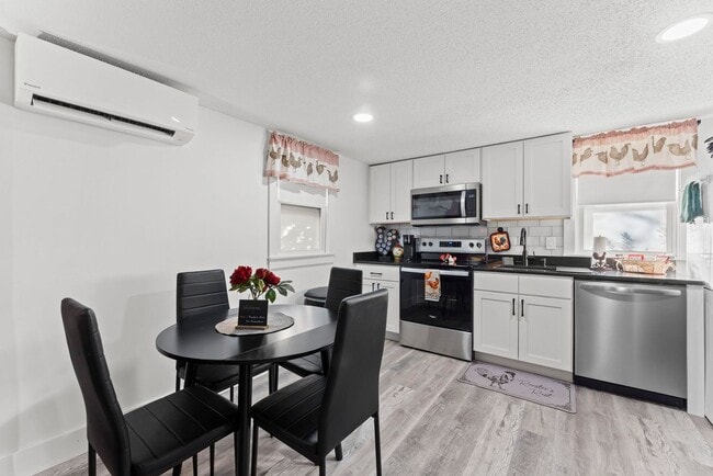 Building Photo - Stylish/Fully Furnished  2-Bedroom Retreat Near Campus & Downtown Columbia