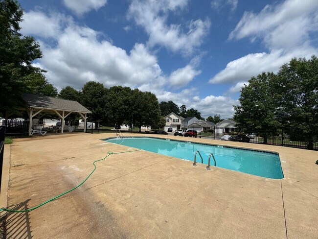 Building Photo - Cozy 2/2 House in Cartersville- $1,695