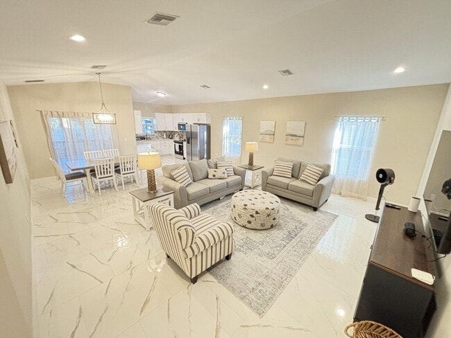 Building Photo - 1330 28th Ave