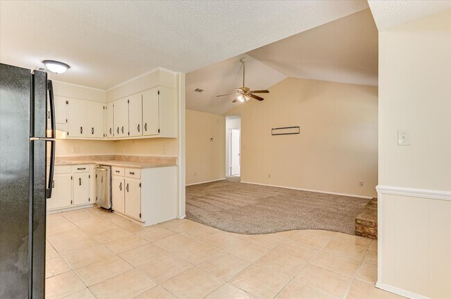 Building Photo - 4532 Hillside Dr