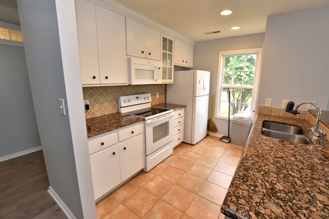 Building Photo - 496 Carnation Ct