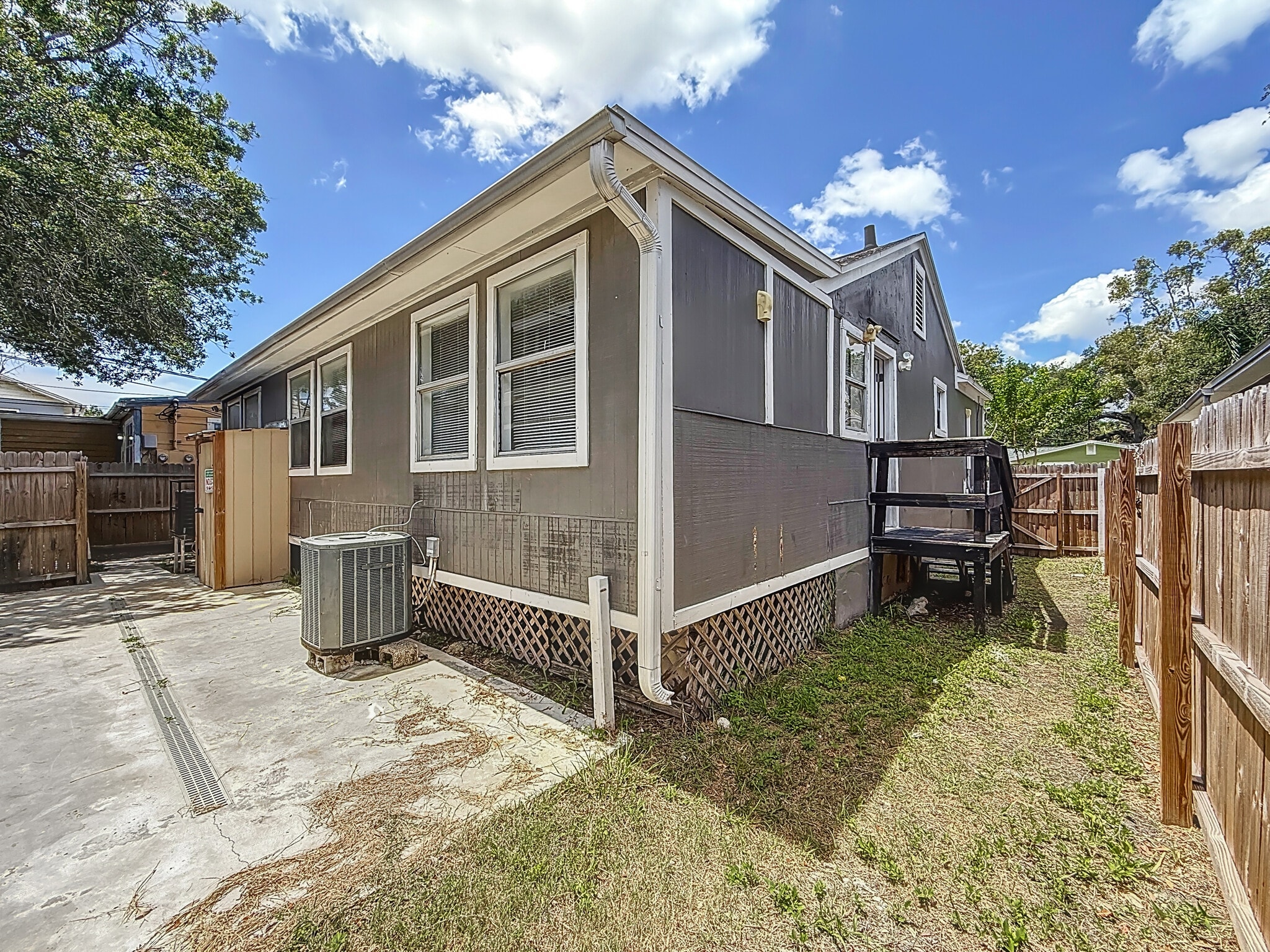 Building Photo - 618 17th Ave S