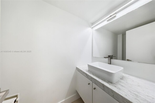 Building Photo - 9800 W Bay Harbor Dr