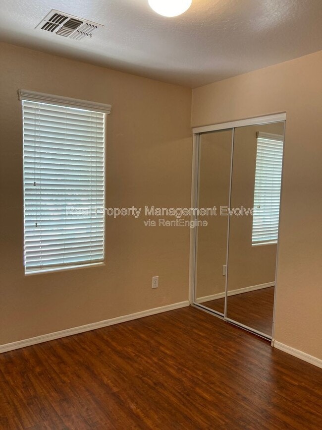 Building Photo - 4059 E Carla Vista Dr