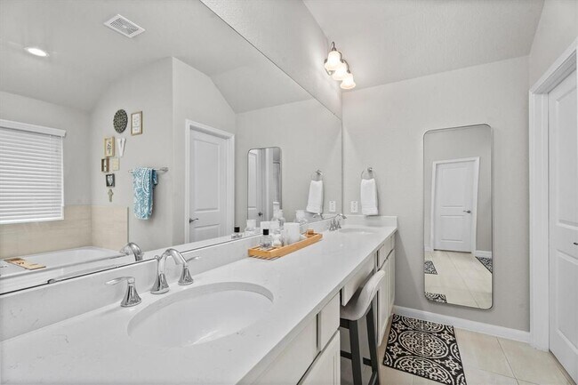 Building Photo - 2221 Hay Field Ct