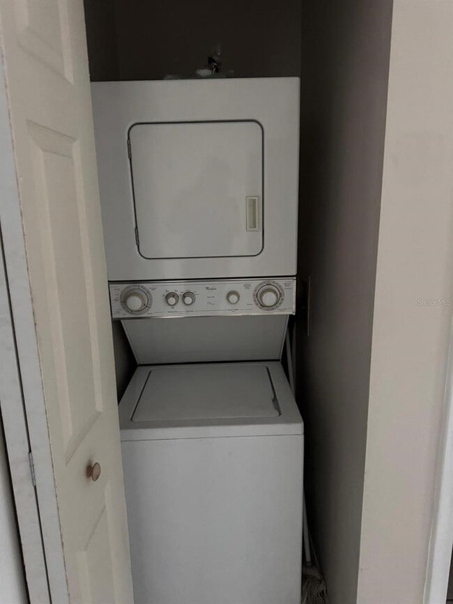 Building Photo - 2416 SE Garden Terrace