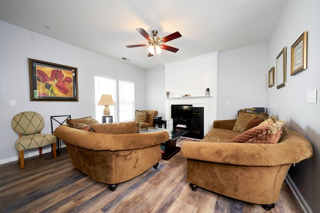 Building Photo - 5 Bedroom 4 Bath Single Family Home with G...