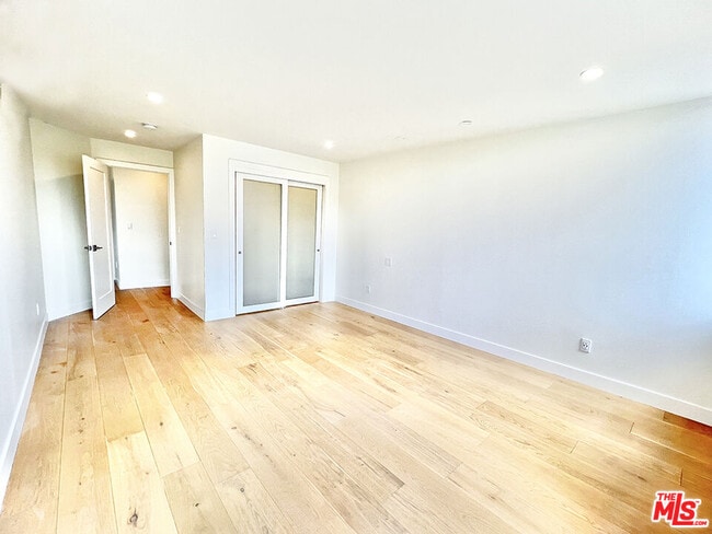 Building Photo - 468 S Roxbury Dr