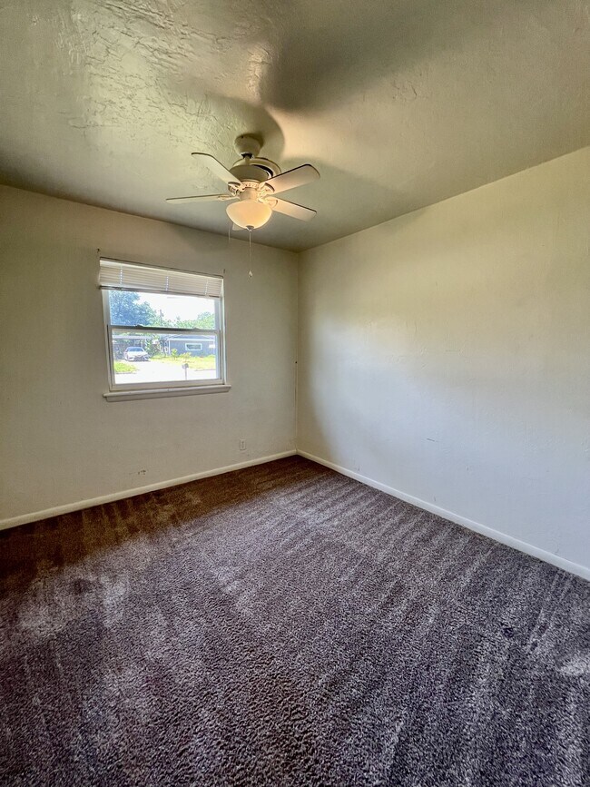 Building Photo - 703 Terry Dr