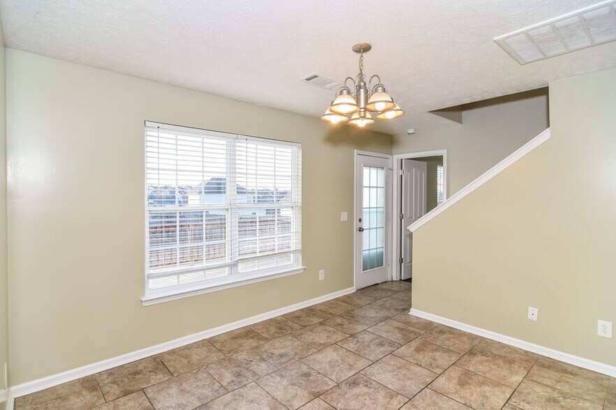 Building Photo - 176 Lyndhurst Dr