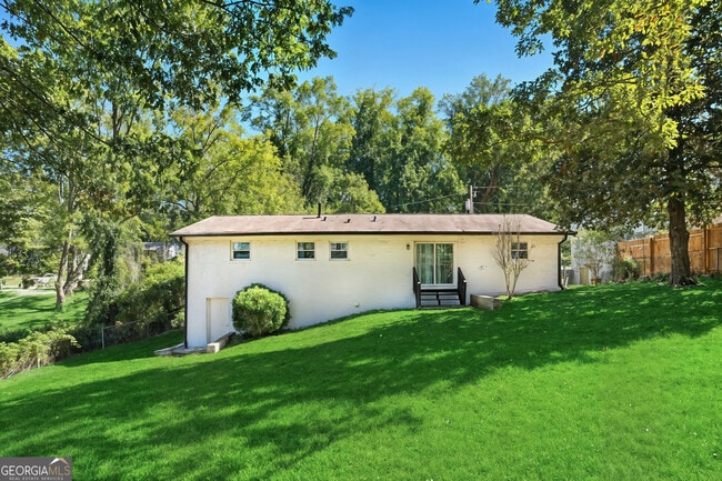 Building Photo - 2419 Greenway Dr