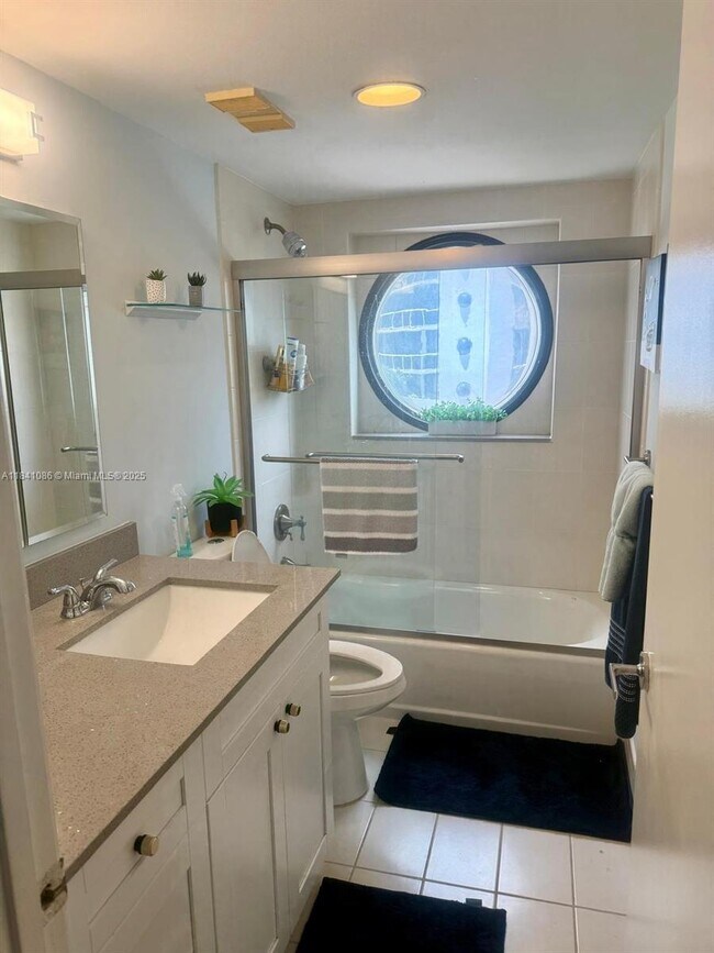 Building Photo - 3640 Yacht Club Dr