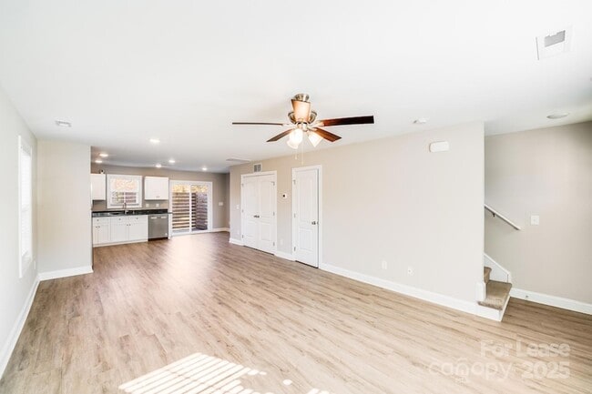 Building Photo - 604 W 8th St