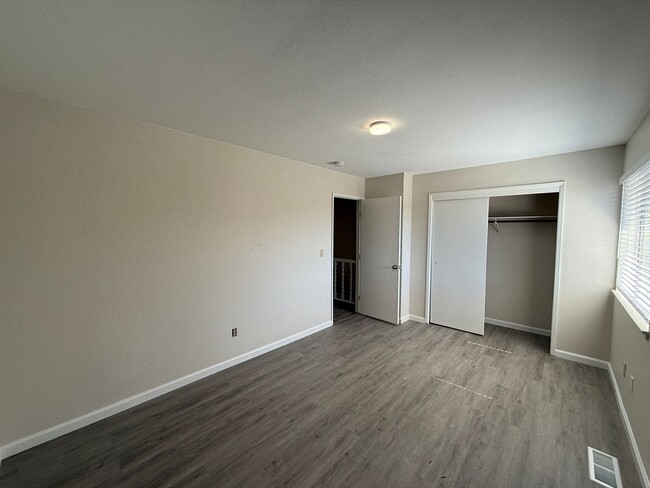 Building Photo - 2-bedroom condo in Gated Community!