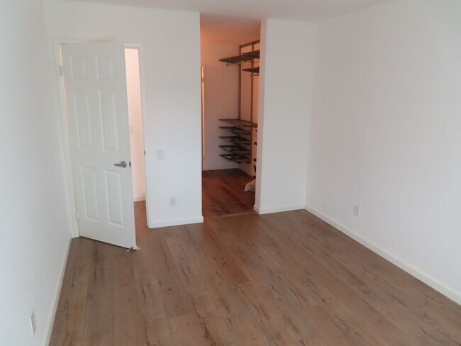 Building Photo - Perfectly located 2 bed, 2 bath condo in San Diego's Bay Ho area