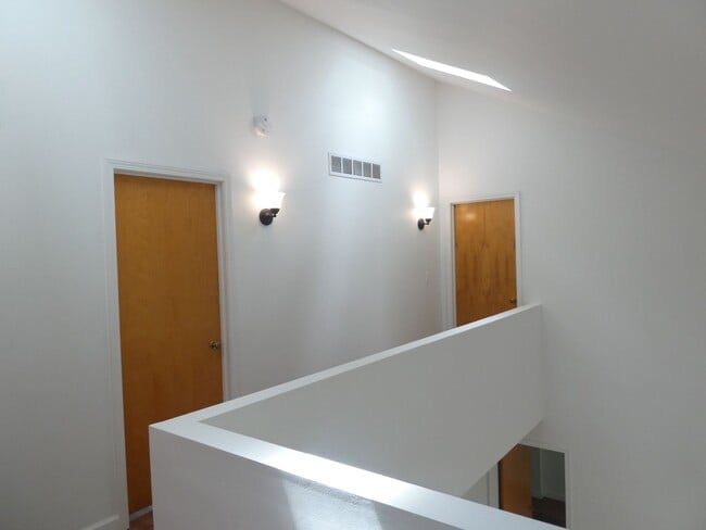 Building Photo - 3 Bedroom 2 Bath Home- Old South West