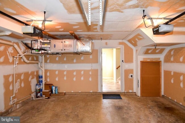 Building Photo - 2400 N Greenbrier Ct