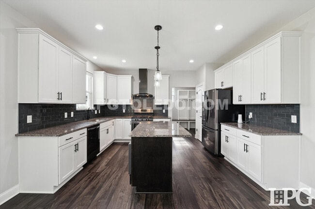 Building Photo - 1038 Stoneleigh Rd