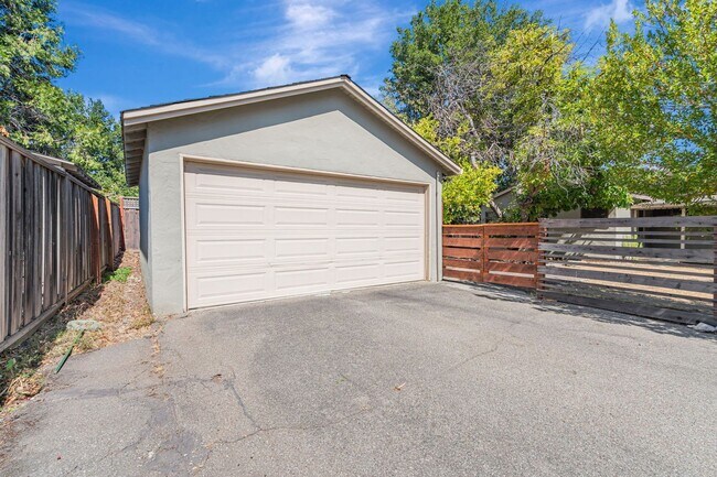 Building Photo - 3BD/2BA Home | Central A/C | 2-Car Garage | Top Schools