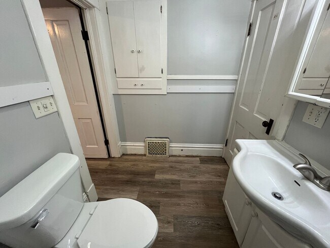 Building Photo - 902 S 4th Ave