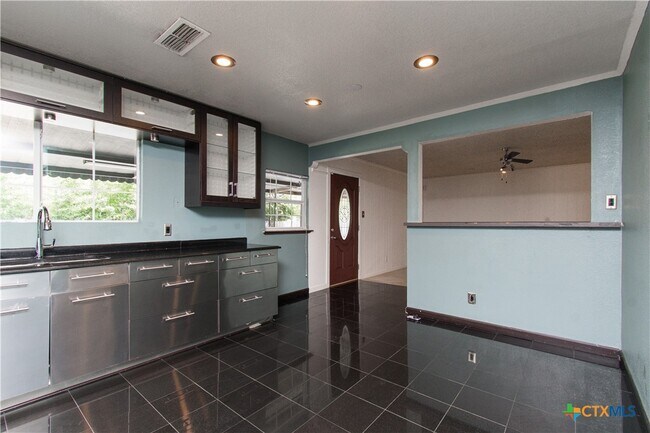 Building Photo - 2524 Berkett Dr