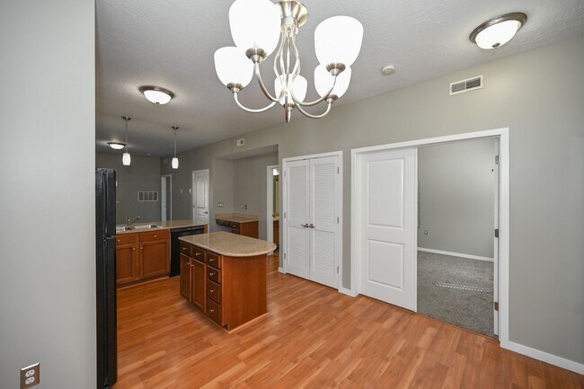 Building Photo - Stunning Condo in Excellent Salt Lake Loca...