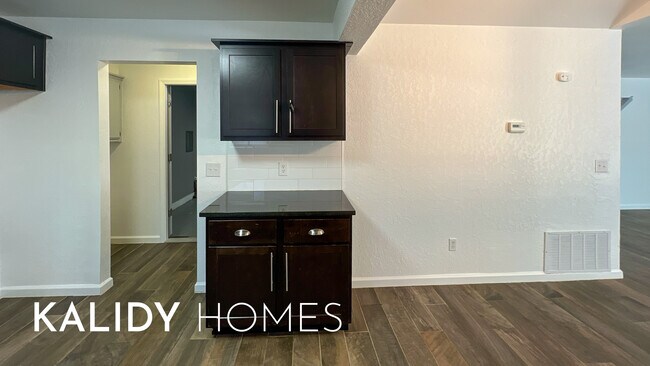 Building Photo - 8401 Azurewood Dr