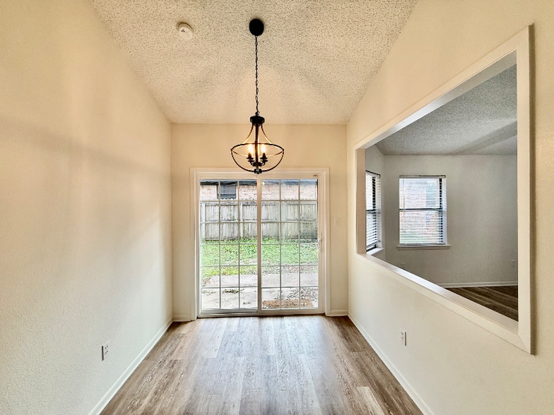 Building Photo - 104 Forest Creek Dr