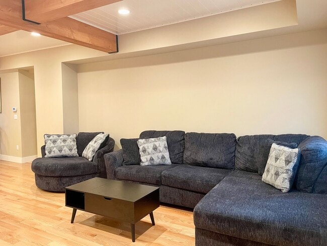 Building Photo - Beautifully updated, furnished home with wrap around porch and Columbia River Views!